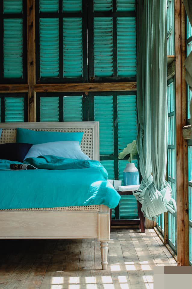Ngôi nhà màu xanh tận dụng từ đồ gỗ cũ như tuyệt tác bên bờ biển