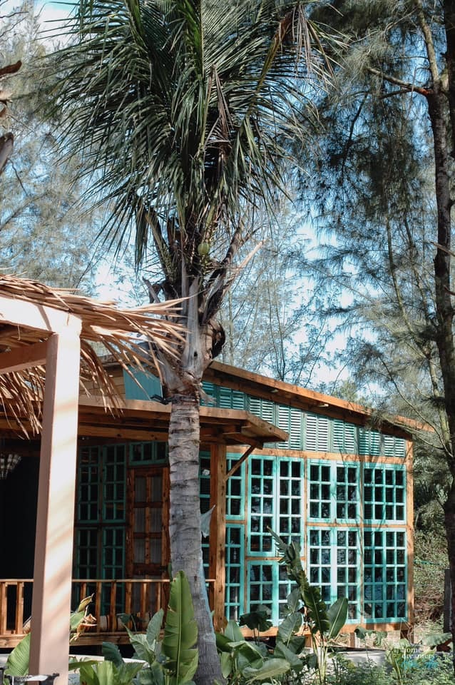 Ngôi nhà màu xanh tận dụng từ đồ gỗ cũ như tuyệt tác bên bờ biển