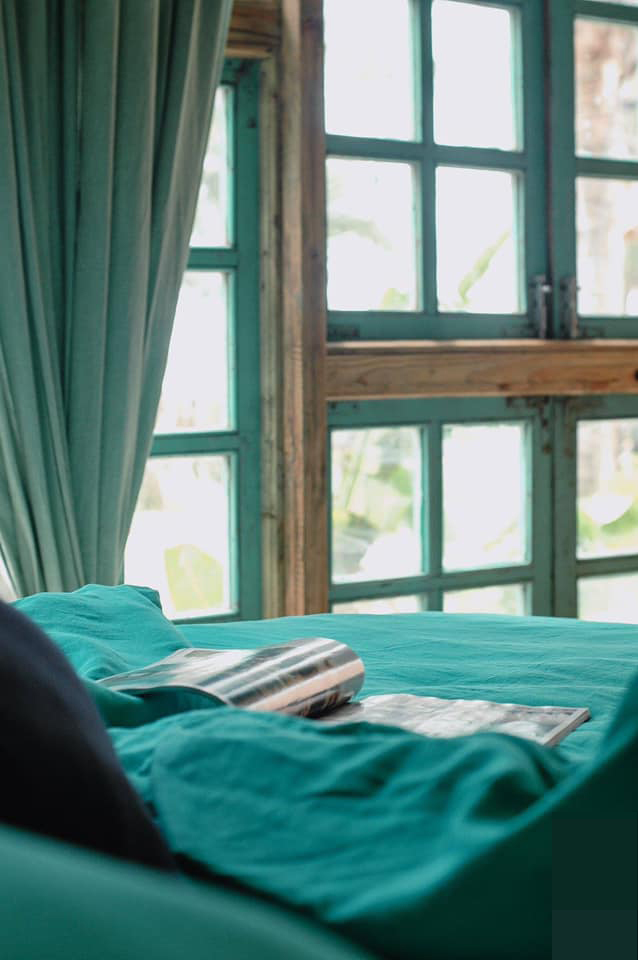 Ngôi nhà màu xanh tận dụng từ đồ gỗ cũ như tuyệt tác bên bờ biển