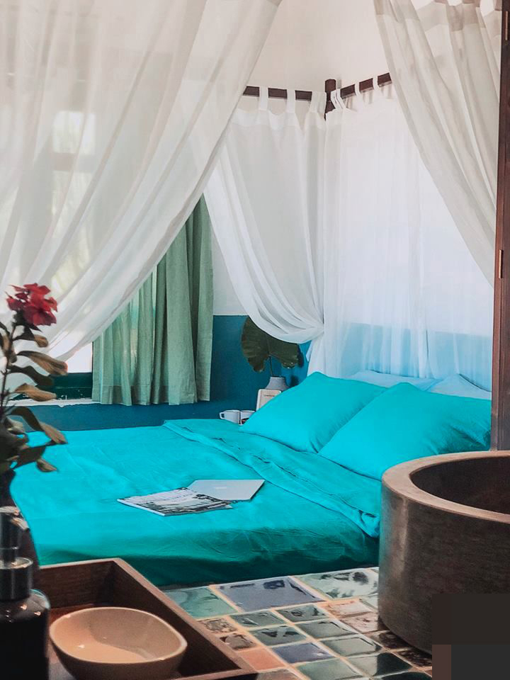 Ngôi nhà màu xanh tận dụng từ đồ gỗ cũ như tuyệt tác bên bờ biển