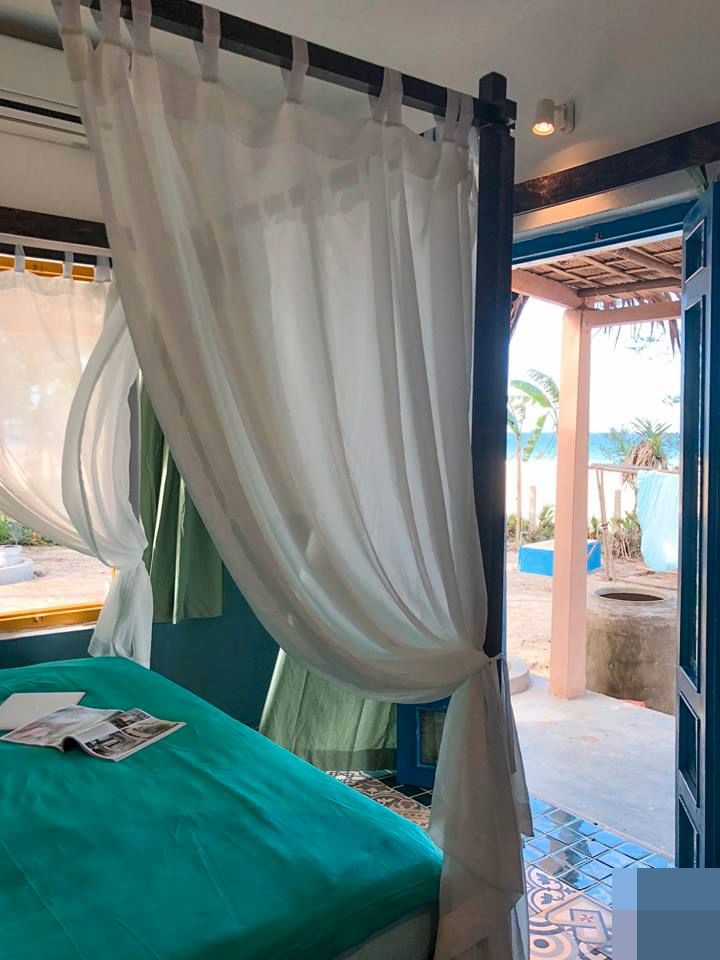 Ngôi nhà màu xanh tận dụng từ đồ gỗ cũ như tuyệt tác bên bờ biển