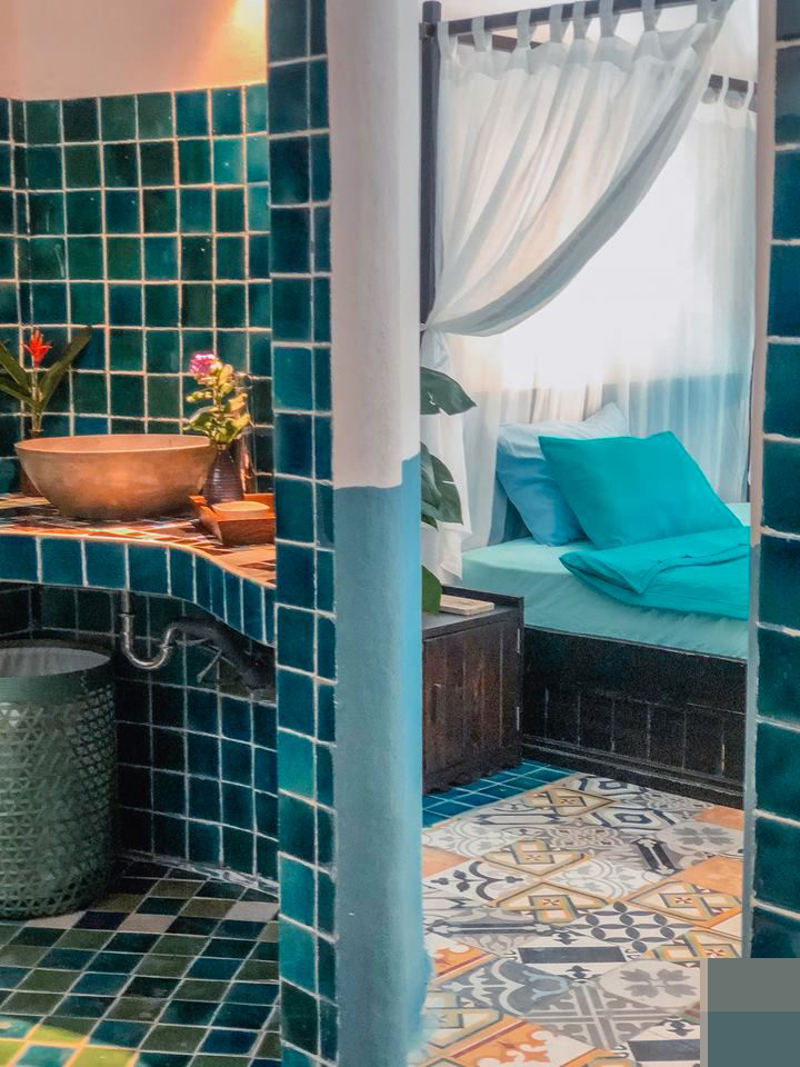 Ngôi nhà màu xanh tận dụng từ đồ gỗ cũ như tuyệt tác bên bờ biển