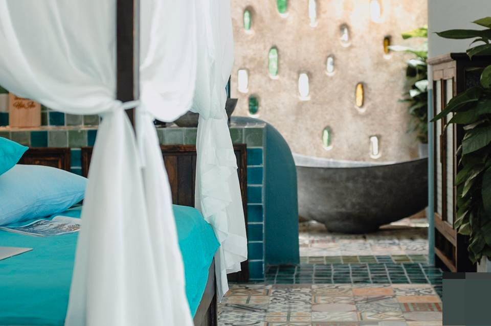 Ngôi nhà màu xanh tận dụng từ đồ gỗ cũ như tuyệt tác bên bờ biển