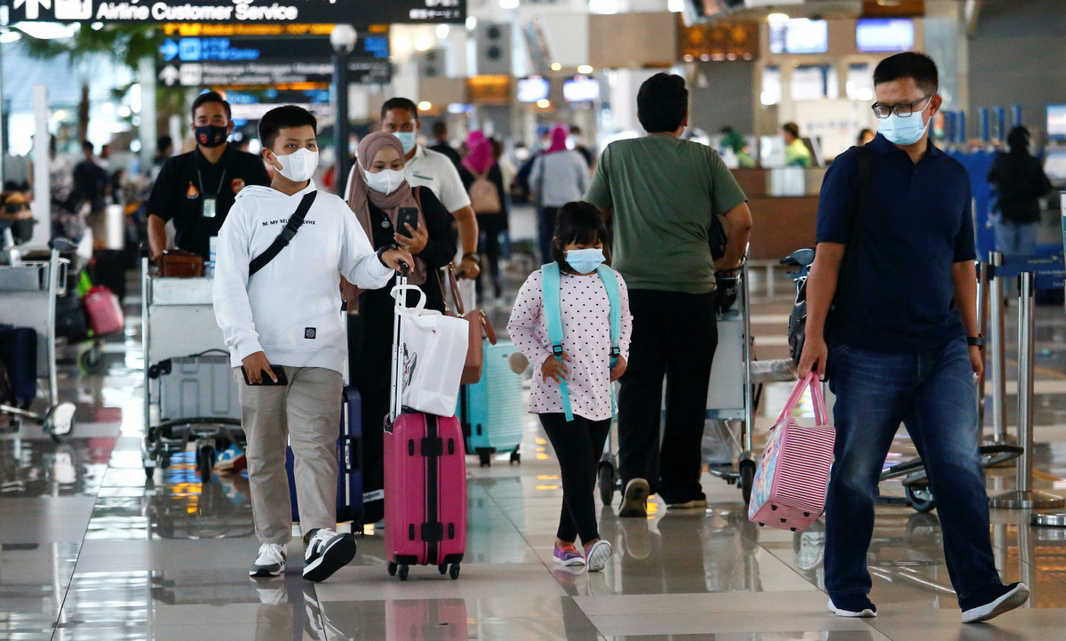 Người dân tại sân bay Soekarno-Hatta Airport ở Jakarta, Indonesia, hồi tháng 5. Ảnh: Reuters.