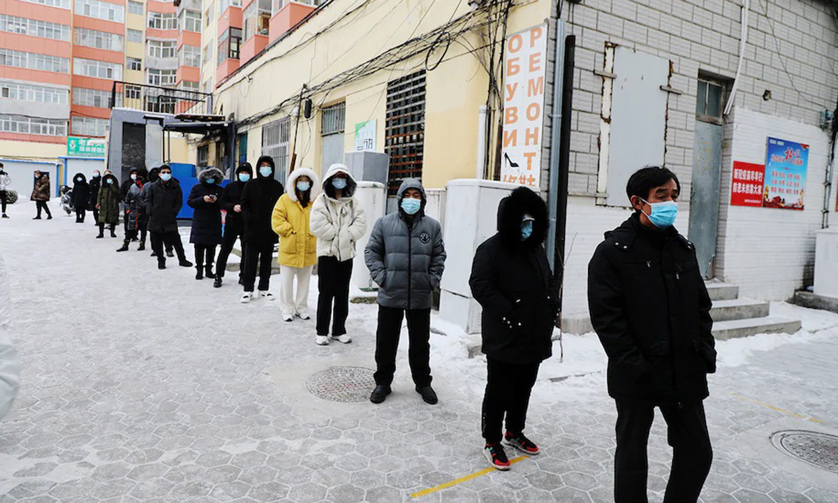 Người dân xếp hàng chờ xét nghiệm Covid-19 tại Mãn Châu, thuộc Khu tự trị Nội Mông, Trung Quốc ngày 29/11. Ảnh: Reuters.
