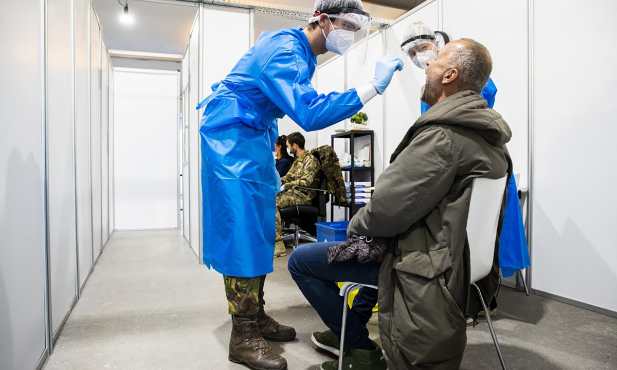 Binh sĩ Hà Lan lấy mẫu tại một trạm xét nghiệm Covid-19 ở Almere ngày 3/12. Ảnh: AFP.