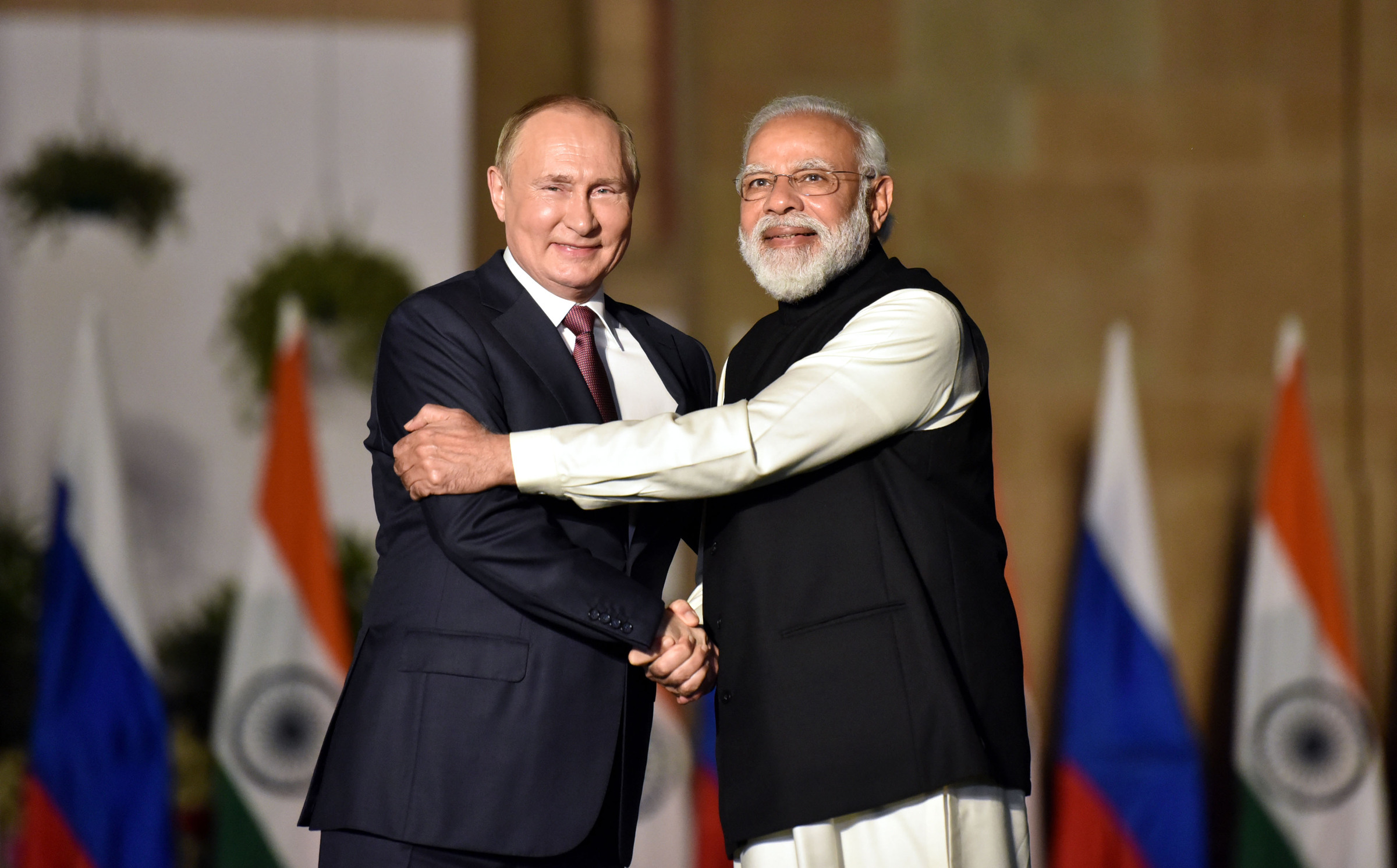 Tổng thống Putin (trái) gặp Thủ tướng Modi tại New Delhi tối 6/12. Ảnh: Reuters.
