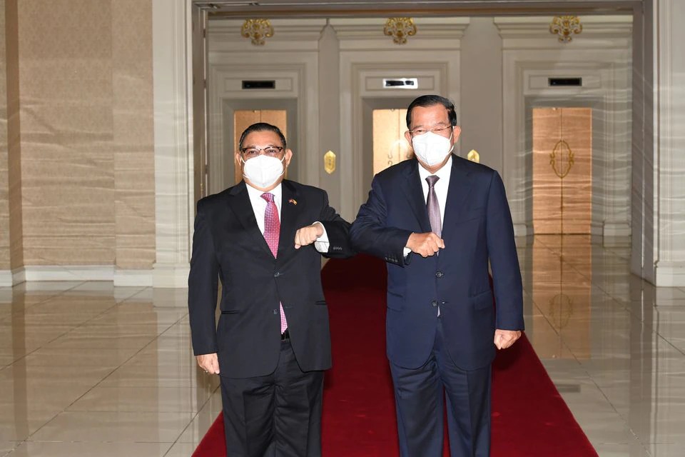 Thủ tướng Campuchia Hun Sen (phải) gặp Ngoại trưởng Myanmar Wunna Maung Lwin tại Cung điện Hòa bình ở Phnom Penh hôm nay. Ảnh: Reuters.