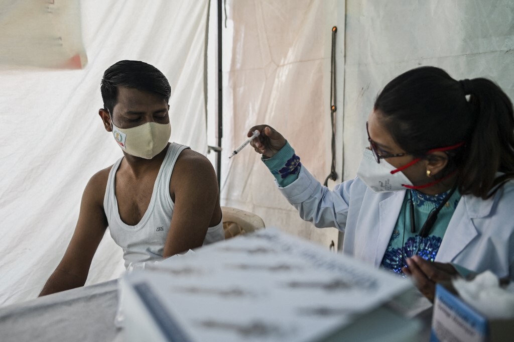 Nhân viên y tế chuẩn bị tiêm vaccine Covid-19 cho người dân ở New Delhi, Ấn Độ hôm 4/12. Ảnh: AFP.