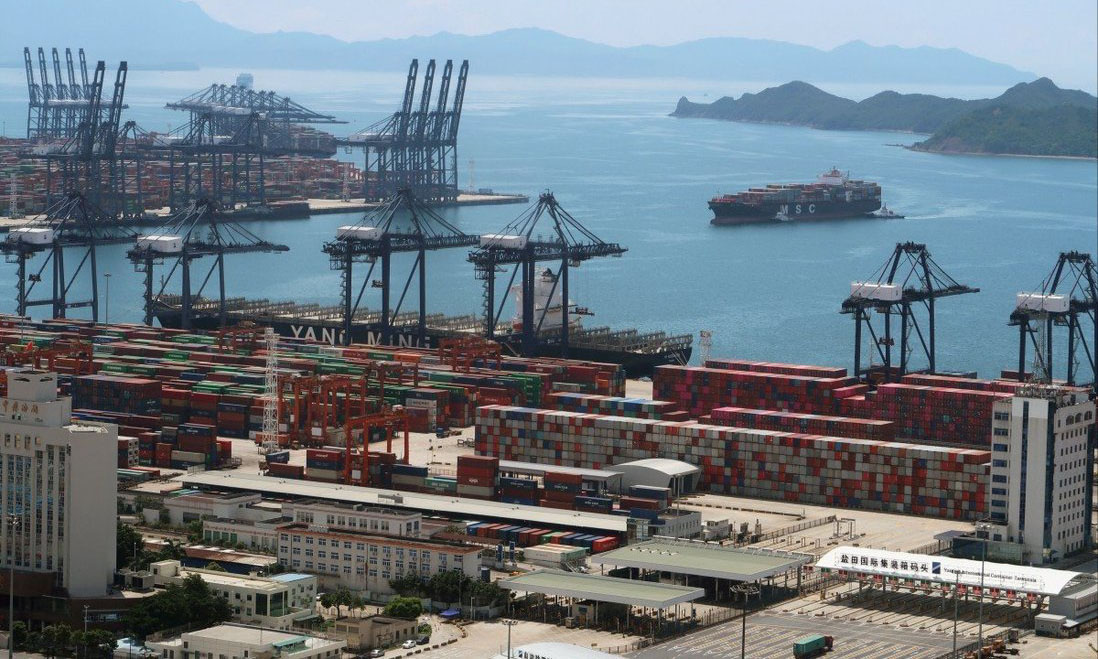 Các container trên tàu chở hàng gần cảng Diêm Điền ở Thâm Quyến, Trung Quốc, hồi tháng 5/2020. Ảnh: Reuters.