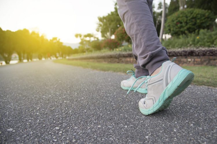 Việc đi bộ cũng giúp nam giới tuổi trung niên tăng sức dẻo dai, cải thiện chức năng tim, phổi và hô hấp. Ảnh minh họa: yjc.news.