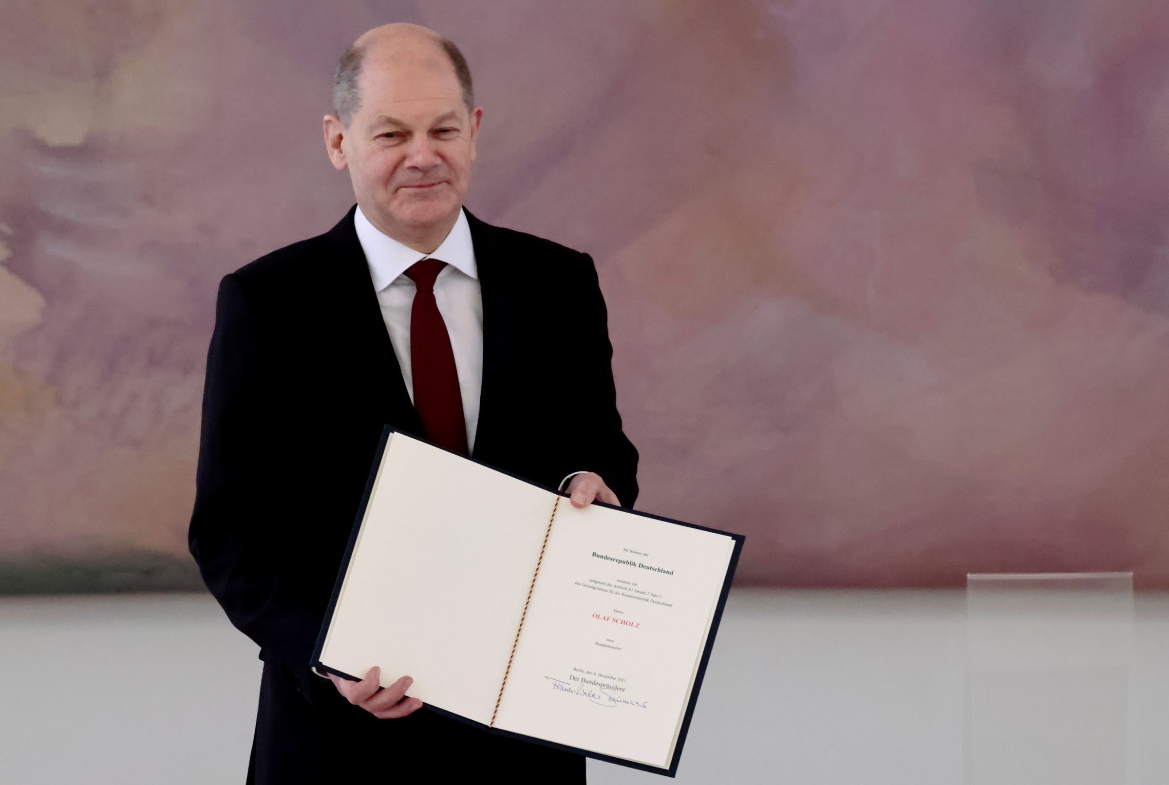 Thủ tướng Đức Olaf Scholz cầm chứng nhận bổ nhiệm tại Berlin ngày 8/12