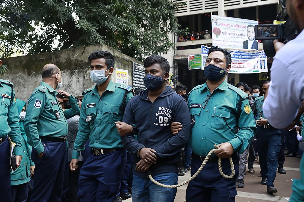Cảnh sát Bangladesh áp giải một trong số 20 sinh viên sát hại Fahad khỏi tòa án ở Dhaka hôm nay. Ảnh: AFP