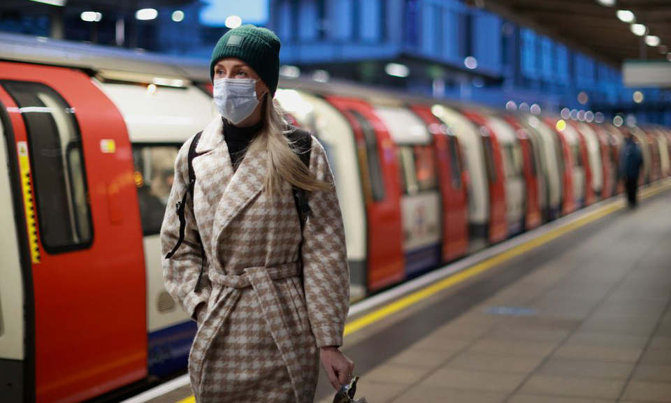 Một người đeo khẩu trang ở ga tàu điện ngầm tại London, Anh hôm 30/11. Ảnh: Reuters.