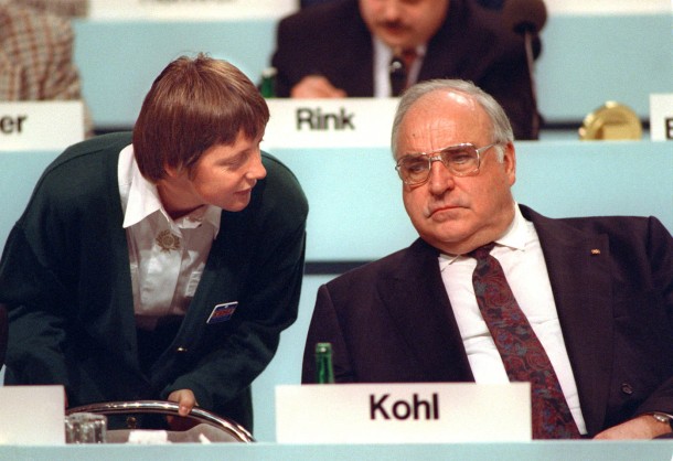 Angela Merkel, khi còn giữ chức Bộ trưởng Phụ nữ, trao đổi với cố thủ tướng Đức Helmut Kohl tại thành phố Dresden hồi tháng 12/1991. Ảnh: AP.
