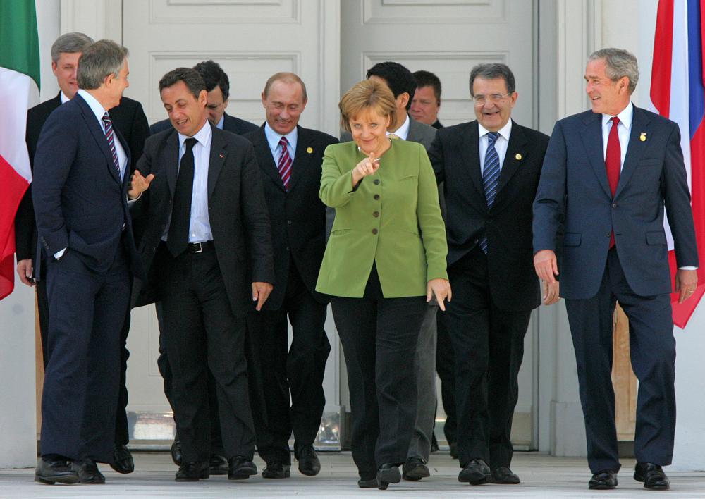 Thủ tướng Đức Angela Merkel (giữa) cùng các lãnh đạo thế giới khác tại Heiligendamm, Đức, hồi tháng 6/2007. Ảnh: AP.