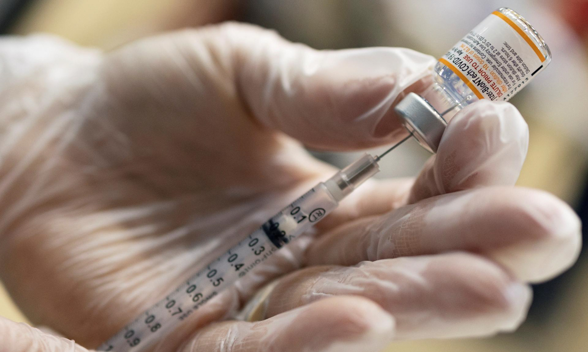 Một mũi tiêm vaccine Pfizer được chuẩn bị ở Lansdale, bang Pennsylvania, Mỹ hôm 5/12. Ảnh: Reuters.