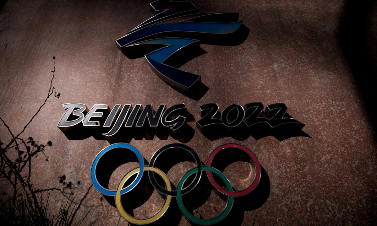 Biểu tượng Olympic 2022 tại công viên Shougang, thủ đô Bắc Kinh, Trung Quốc hôm 10/11. Ảnh: Reuters.