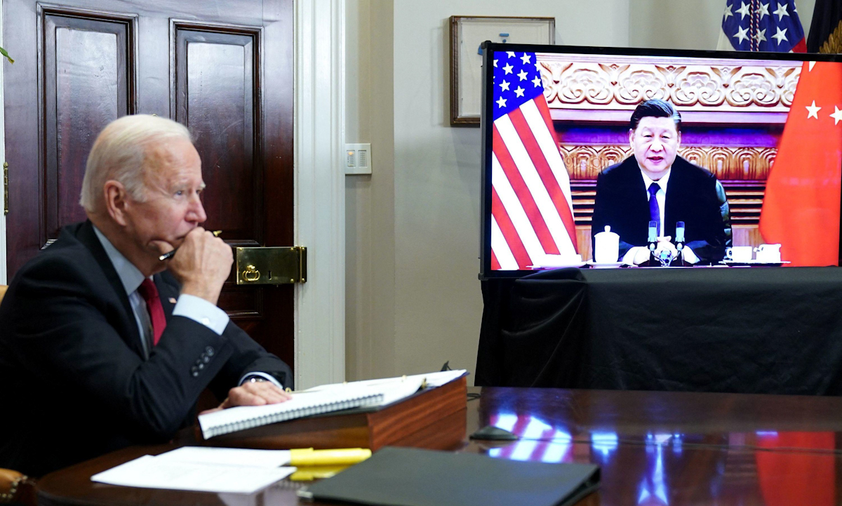 Tổng thống Joe Biden (trái) trong cuộc hội đàm trực tuyến với Chủ tịch Tập Cận Bình tại Washington, Mỹ hồi tháng 11. Ảnh: AFP.