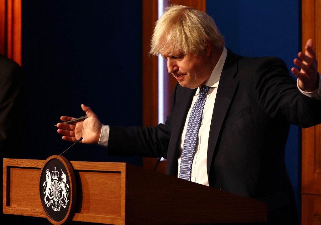 Thủ tướng Anh Boris Johnson trong cuộc họp báo về Covid-19 tại London ngày 8/12. Ảnh: AFP