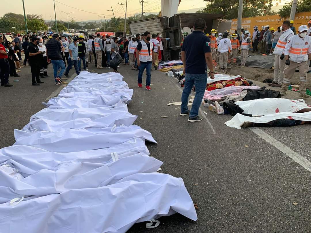 Thi thể người thiệt mạng sau tai nạn trên đường cao tốc bang Chiapas hôm 9/12. Ảnh: Twitter/RocioLara.