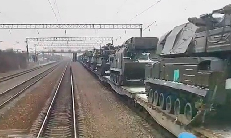 Các xe chiến đấu thuộc tổ hợp Buk-M1 trên toa tàu ở ga Maslovka hôm 6/12. Ảnh: Twitter/CITeam_ru.