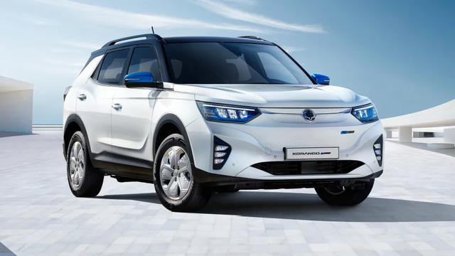 Ssangyong Korando e-Motion: Nội thất hiện đại nhưng ngoại hình khó cạnh tranh - Ảnh 1.