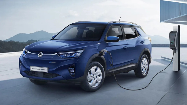 Ssangyong Korando e-Motion: Nội thất hiện đại nhưng ngoại hình khó cạnh tranh - Ảnh 3.