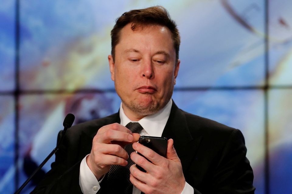 Tỷ phú Elon Musk đã bán hơn 10 tỷ USD cổ phiếu Tesla trong tháng qua. Ảnh: Reuters