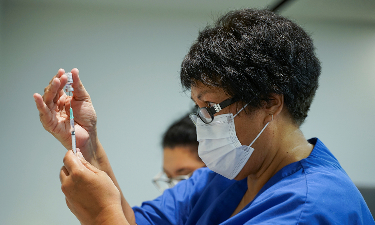 Nhân viên y tế New Zealand chuẩn bị một mũi vaccine Covid-19 tại điểm tiêm chủng ở Auckland ngày 19/2. Ảnh: Reuters.