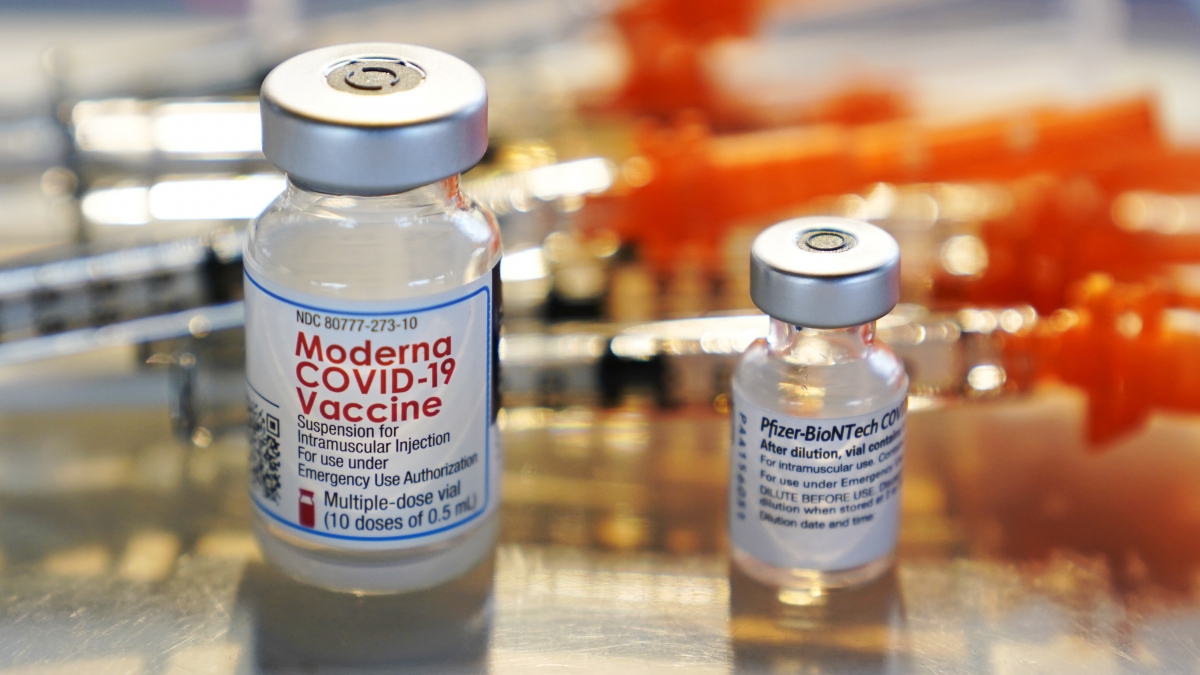 Hai loại vaccine được Australia sử dụng cho chương trình tiêm tăng cường. Ảnh: Stat News