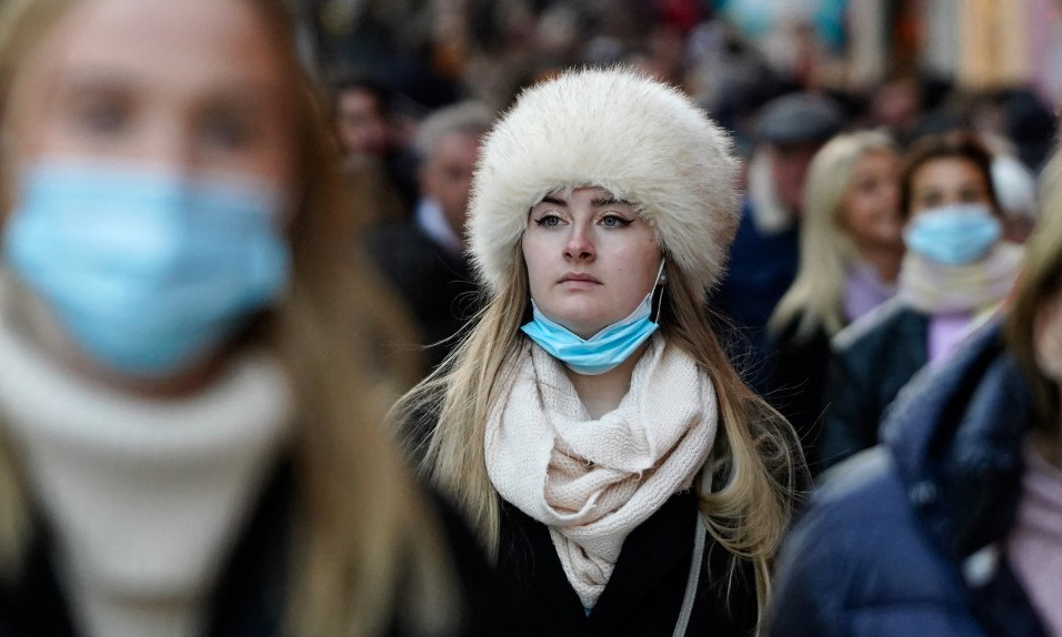 Người dân ở trung tâm thủ đô London của Anh hôm 10/12. Ảnh: AFP.