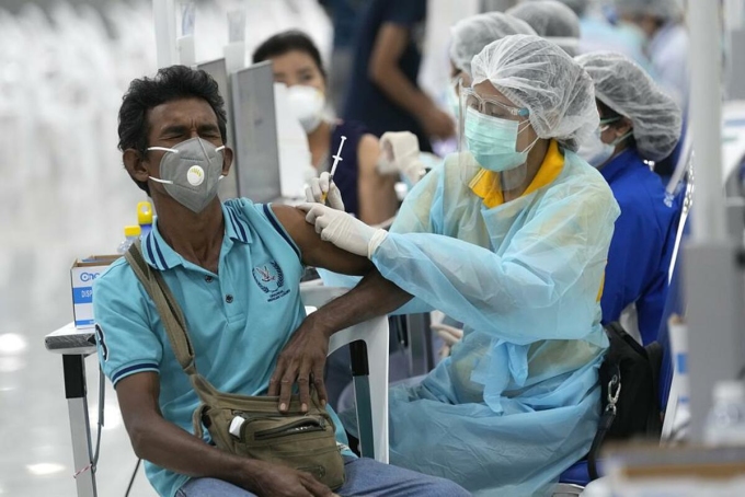 Nhân viên y tế được tiêm vaccine Covid-19 tại Trung tâm Tiêm chủng Trung ương ở Bangkok, Thái Lan, ngày 14/7. Ảnh: AP