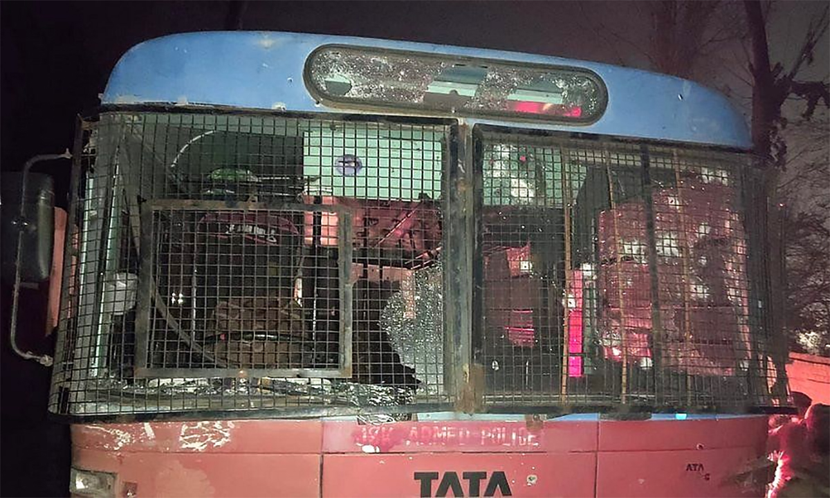Xe buýt chở cảnh sát Ấn Độ bị phiến quân nã đạn ở thành phố Srinagar ngày 13/12. Ảnh: BBC.