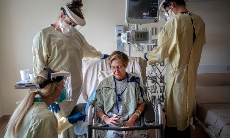 Các nhân viên y tế chăm sóc cho một bệnh nhân Covid-19 ở Louisiana, Mỹ, hồi tháng 8. Ảnh: Reuters.