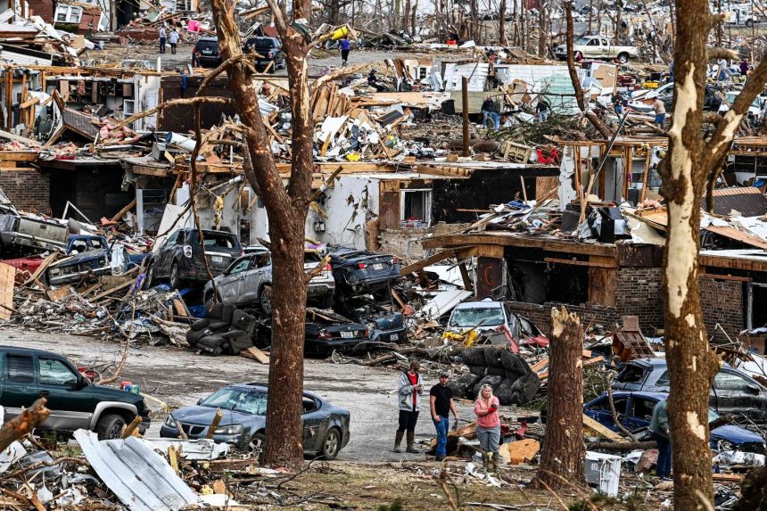 Người dân ở Dawson Springs, Kentucky, dọn dẹp đống đổ nát hôm 14/12. Ảnh: AFP