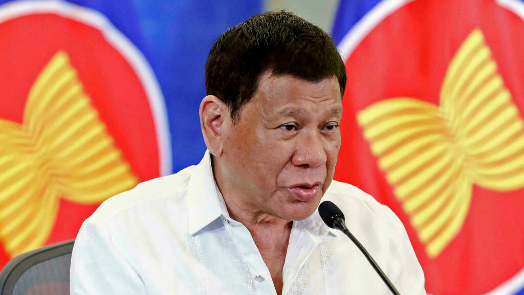 Tổng thống Philippines Rodrigo Duterte phát biểu trong phiên họp hội nghị cấp cao Asean - Trung Quốc tại Davao, Philippines, ngày 22/11. Ảnh: AFP.