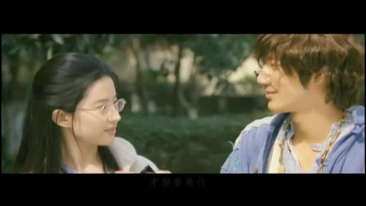 Vương Lực Hoành gây sốt khi livestream cạo râu