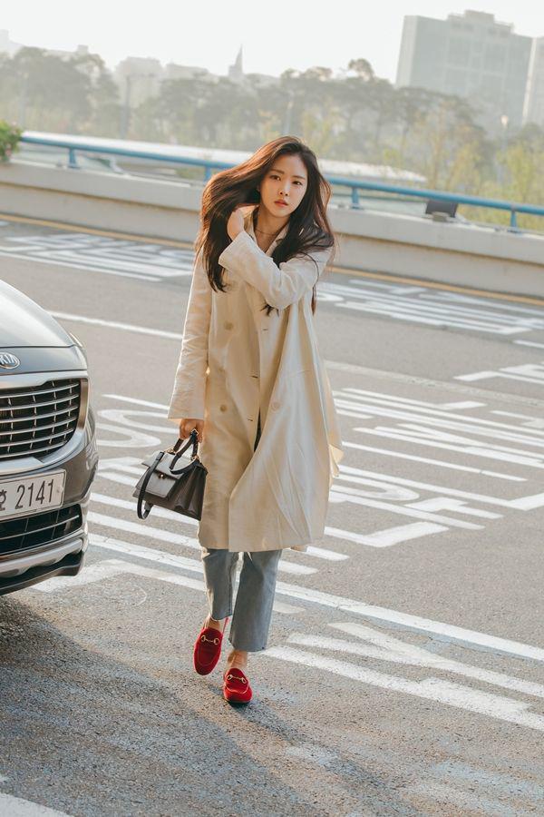 Ngày mùa đông có nắng, nàng diện áo trench coat như sao Hàn là đẹp miễn bàn - 1