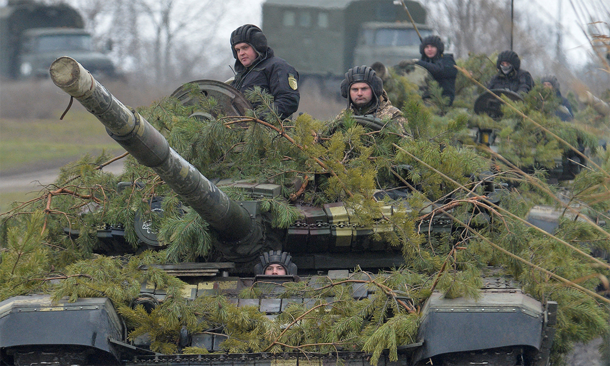 Binh sĩ Ukraine chuẩn bị vượt sông Aidar trong diễn tập gần Novoaidar, tỉnh Luhansk ngày 14/12. Ảnh: Reuters.