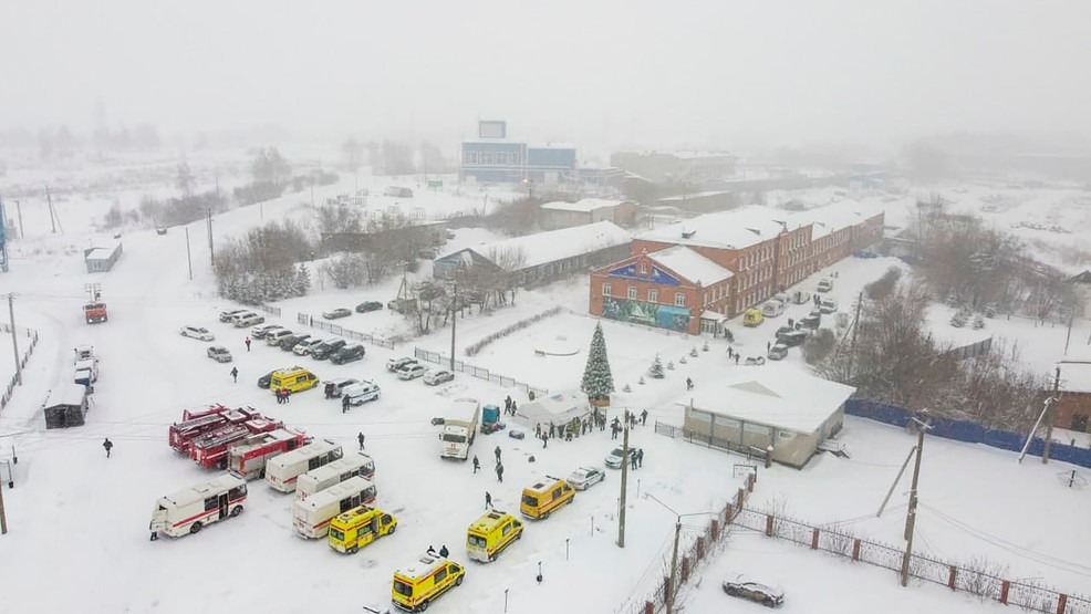 Xe cứu thương và cứu hỏa đậu gần mỏ than Listvyazhnaya, vùng Kemerovo, tây nam Siberia hôm 25/11. Ảnh: AP.