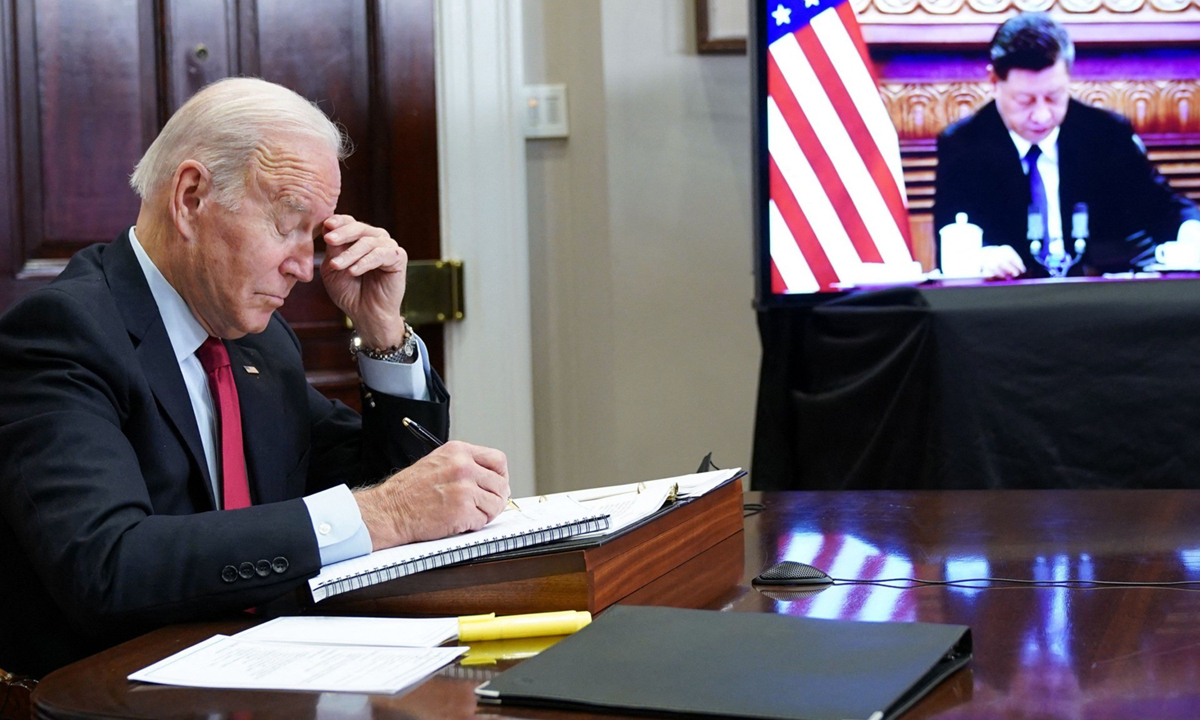 Tổng thống Joe Biden (trái) trong cuộc hội đàm trực tuyến với Chủ tịch Tập Cận Bình tại Washington, Mỹ hồi tháng 11. Ảnh: AFP.