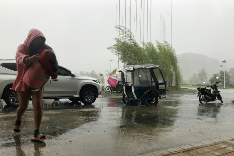 Mưa lớn và gió mạnh ở thị trấn Dapa trên đảo Siargao khi siêu bão Rai đổ bộ trưa nay. Ảnh: Bangkok Post.