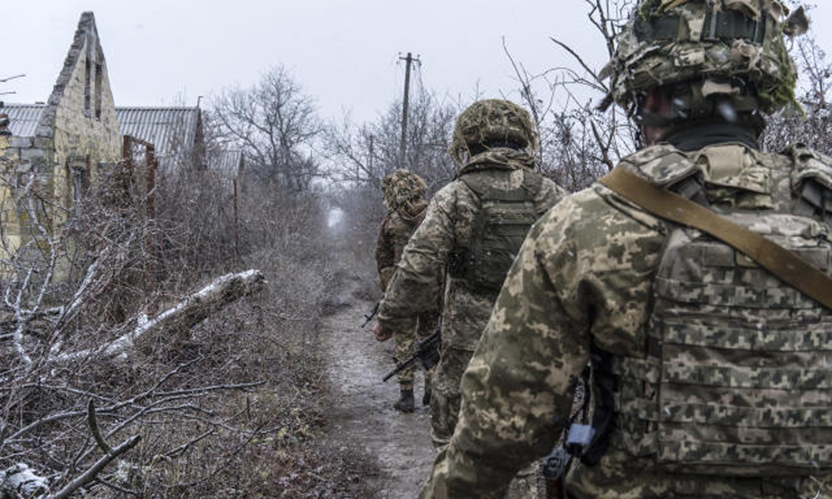 Lính Ukraine tuần tra gần thành phố Avdiivka, phía đông Ukraine tháng này. Ảnh: NY Times.