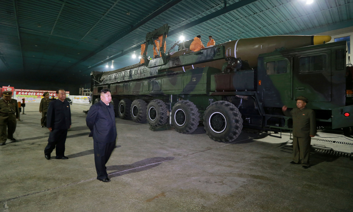 Kim Jong-un thị sát tên lửa đạn đạo xuyên lục địa Hwasong-14 hồi năm 2017. Ảnh: KCNA.