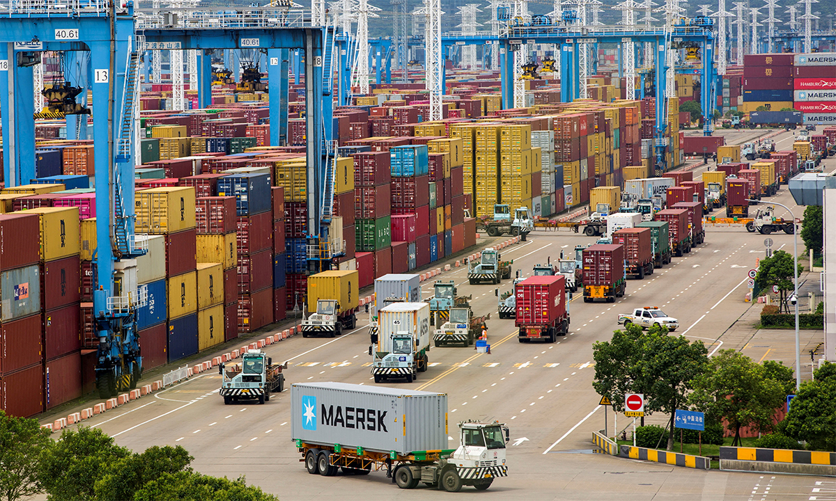 Xe tải chở container nối đuôi nhau ở cảng Ninh Ba - Chu Sơn tại tỉnh Chiết Giang, Trung Quốc ngày 15/8. Ảnh: Reuters.