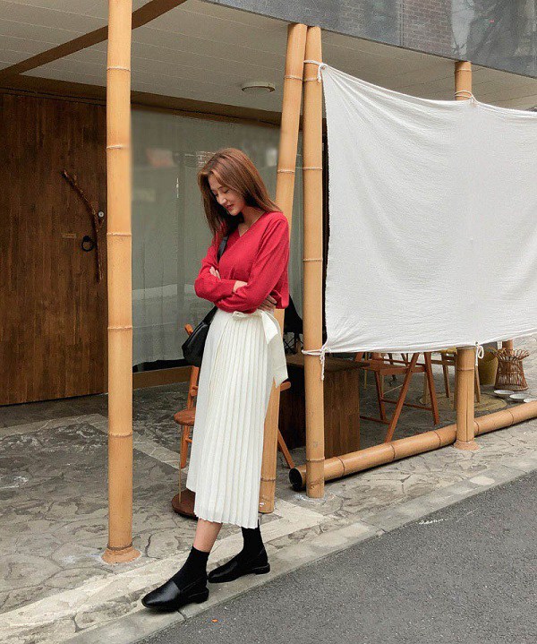 Chân váy xếp ly được diện nhiều dịp cuối năm, nàng ghim 10 công thức này để bắt trend ngay - 1