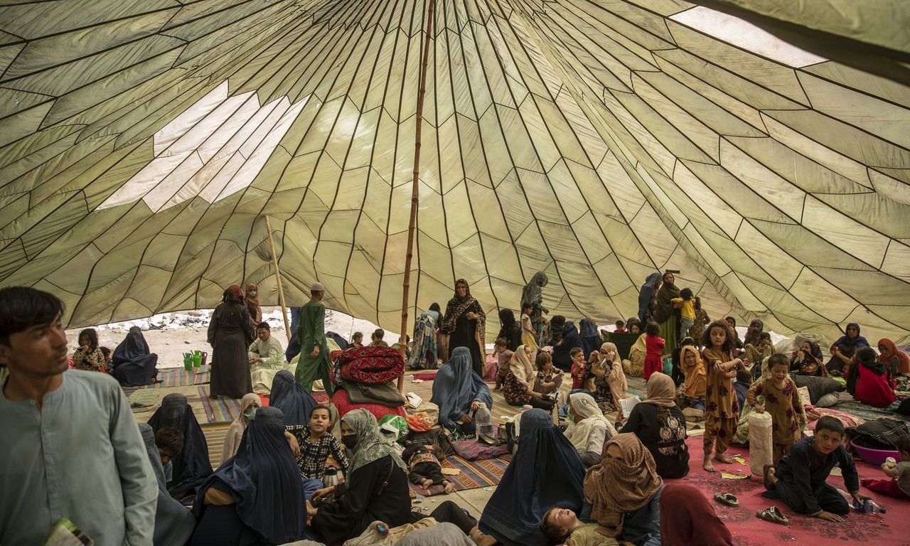 Một khu trại ở thủ đô Kabul dành cho những người sơ tán khỏi nơi giao tranh hôm 12/8. Ảnh: WSJ.