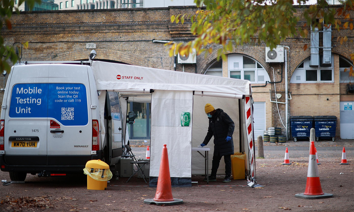 Một điểm xét nghiệm Covid-19 lưu động tại London, Anh ngày 29/11. Ảnh: Reuters.