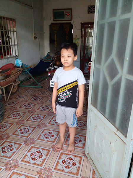 Cậu bé Trần Đăng Huy, năm nay vào lớp 1. Từ khi bố mẹ mất, Huy và chị gái Khánh Như chuyển về nhà ông bà ngoại ở huyện Trảng Bom, tỉnh Đồng Nai sinh sống. Ảnh: Nhân vật cung cấp.